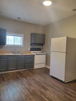 Move in special! 2 Bedroom Upstairs Apartment - Fresh Paint – photo 1