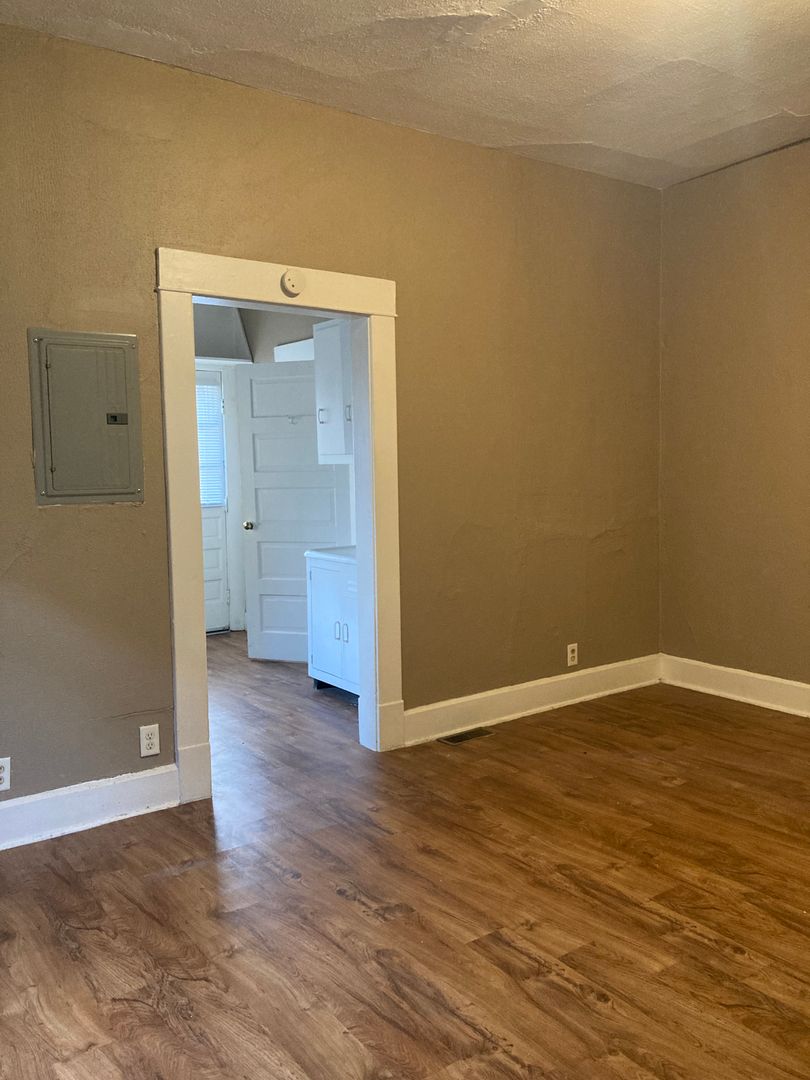 Muncie Apartment: 619 W Howard St