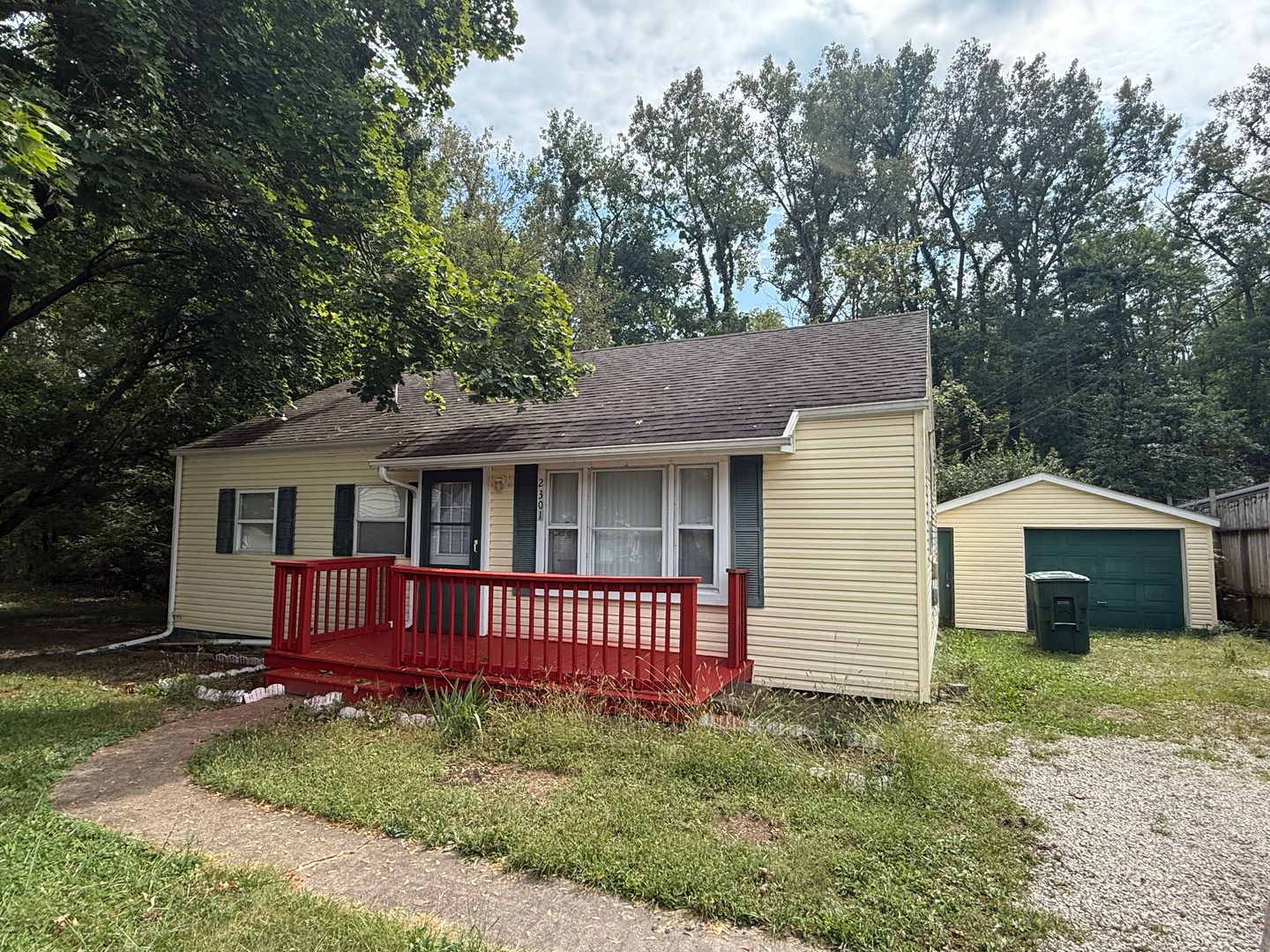 Muncie House: 2301 W Oliver Dr