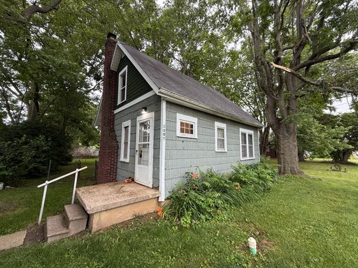 Cute one bedroom house with upstairs den – photo 1