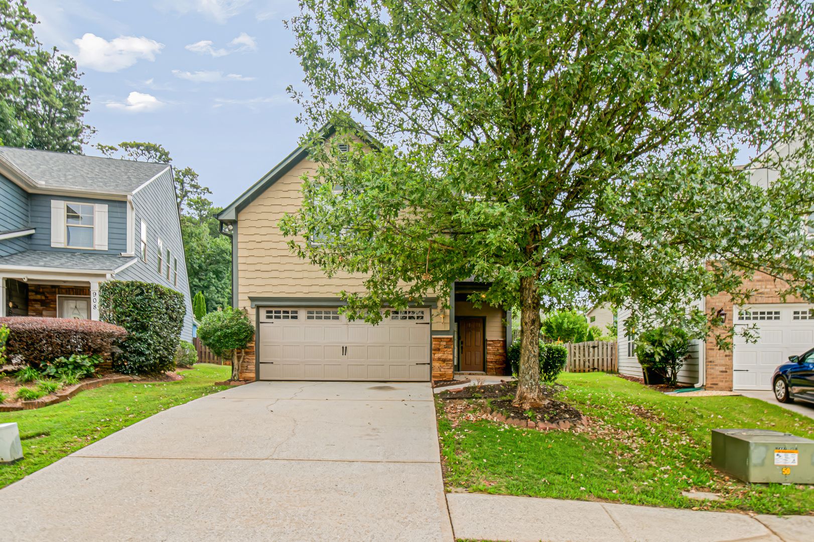 Acworth House: 906 Silver Lake Drive
