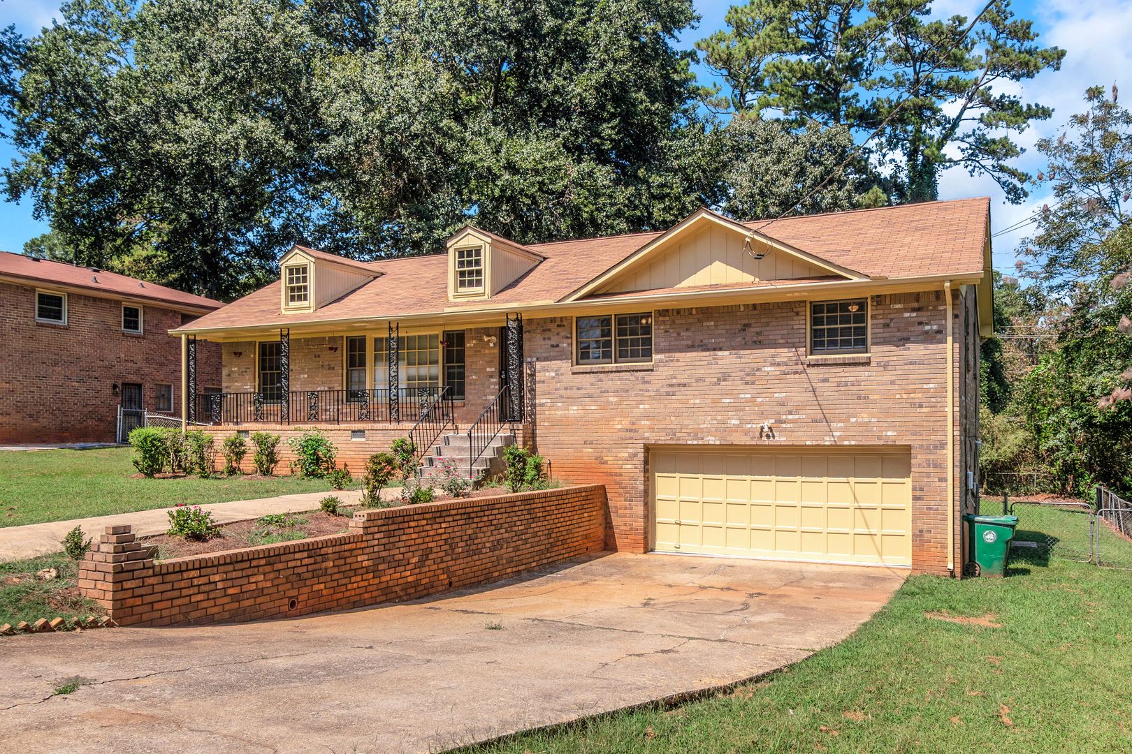 Stone Mountain House: 4216 Rue Antoinette