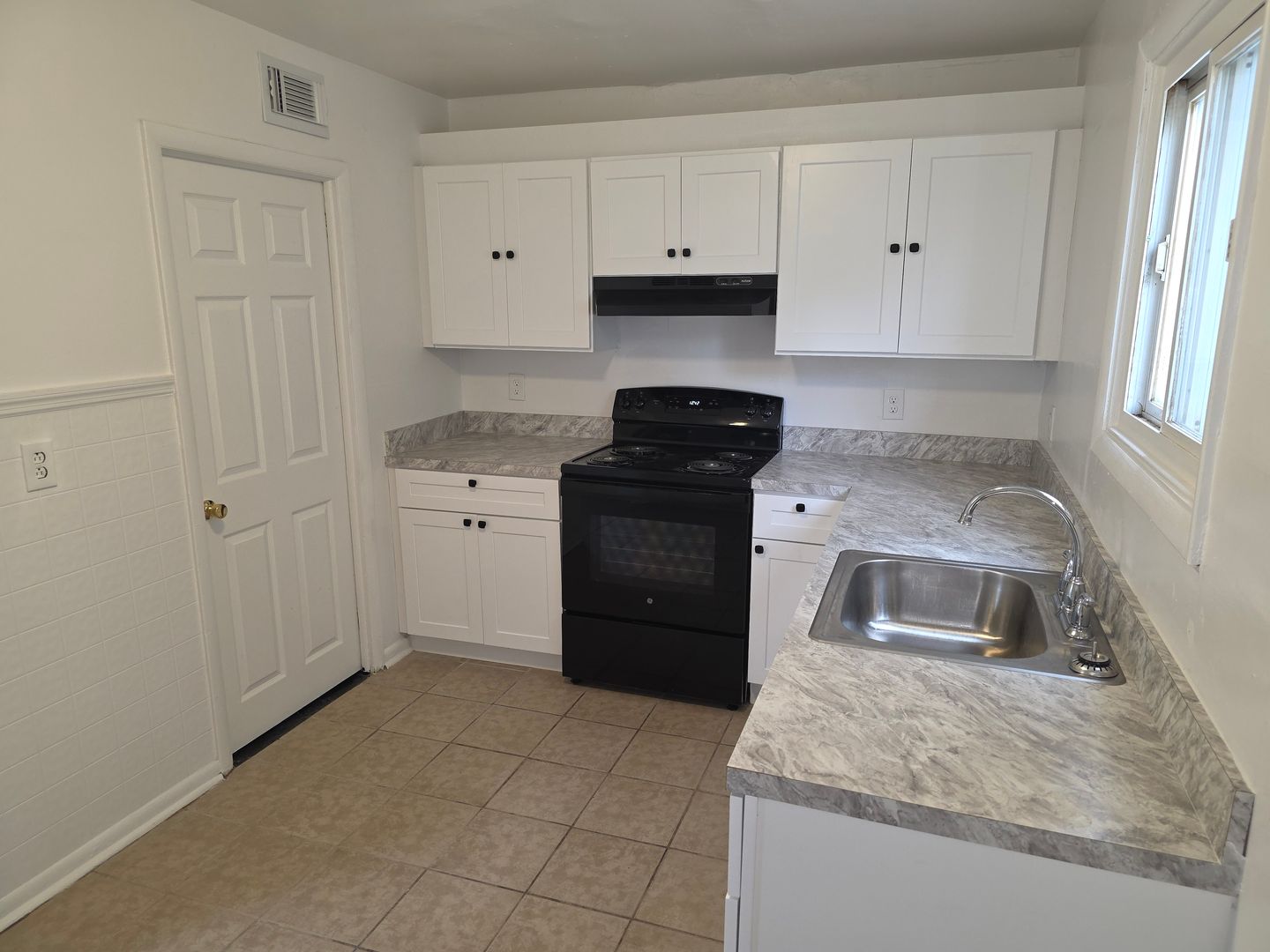 New Castle Townhome: 66 Thorn Ln.