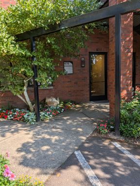 PRIME EXECUTIVE OFFICE SPACE IN THE HEART OF LAKE OSWEGO