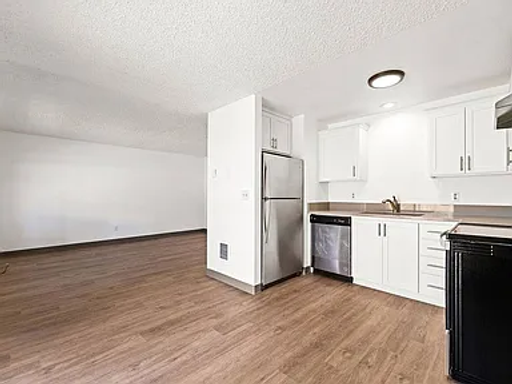 Spacious 1 bedroom unit available NOW!! ONE MONTH FREE!!!! – photo 1