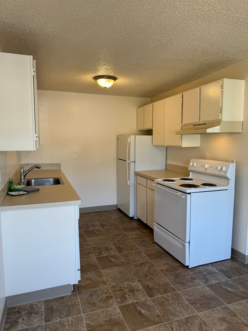 Gresham Apartment: 10 NE 162nd Ave