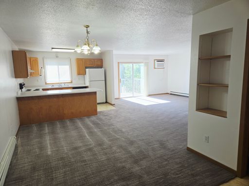 Remodeled 2-Bedroom Apartment with Private Balcony, Garage & New Carpet – photo 1