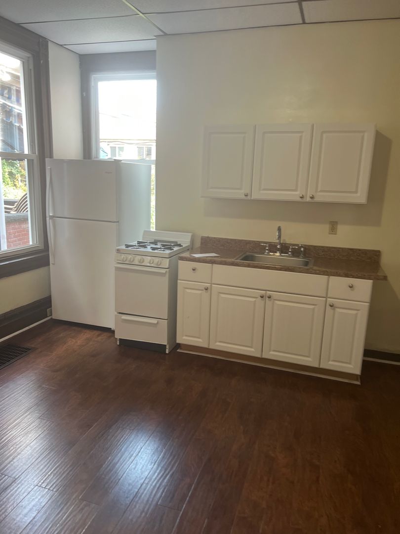Pittsbugh Apartment: 3706 bates st