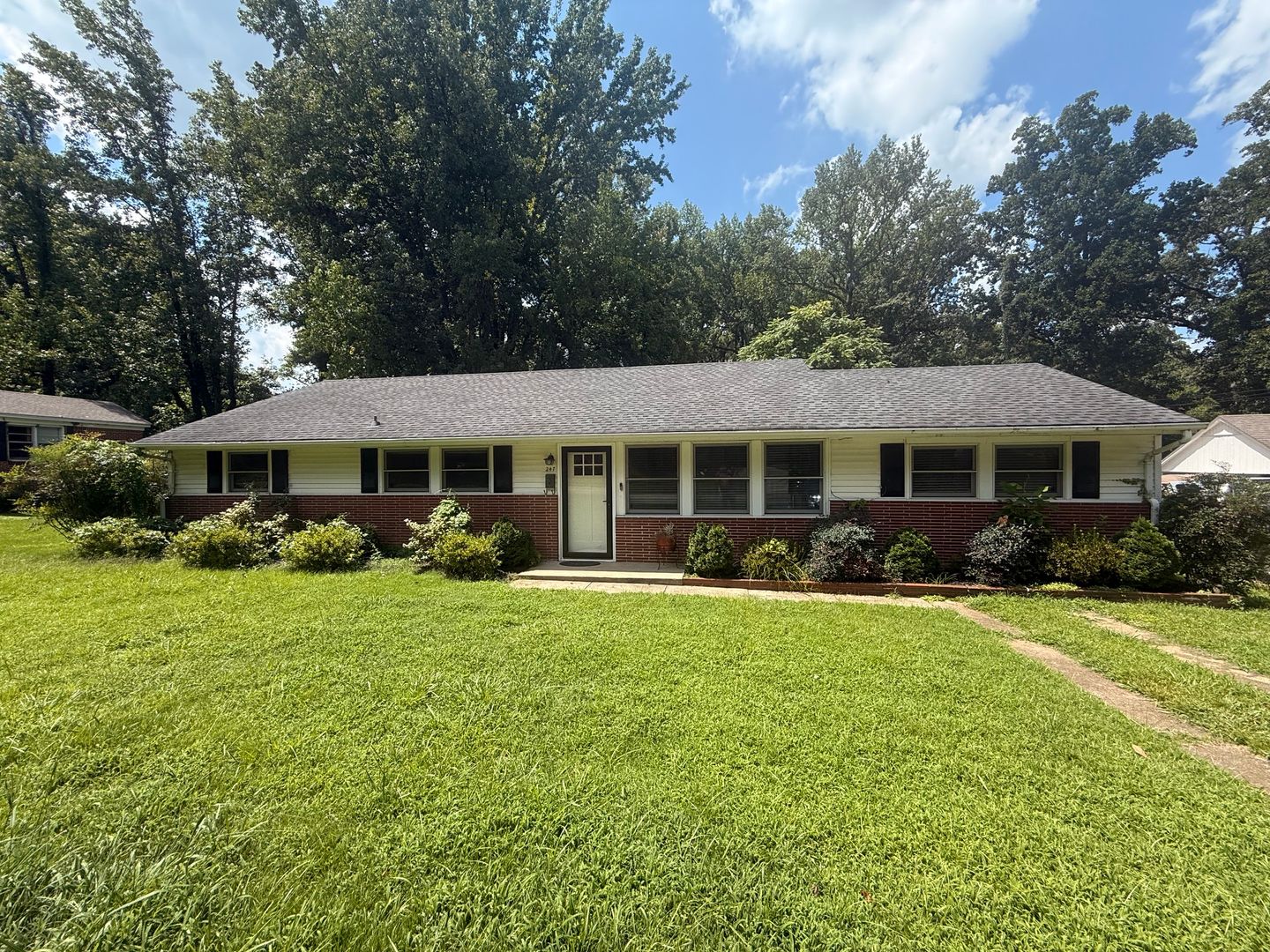 Jackson House: 247 Russell Rd