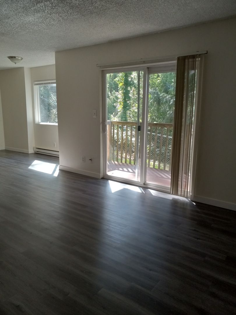 Kelso Apartment: 206 Teresa Way