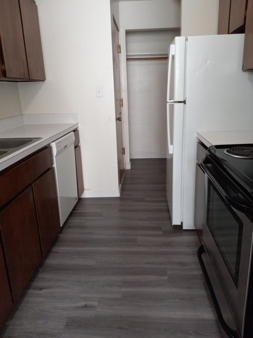 Kelso Apartment: 206 Teresa Way