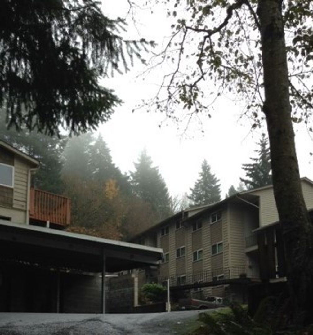 Kelso Apartment: 206 Teresa Way