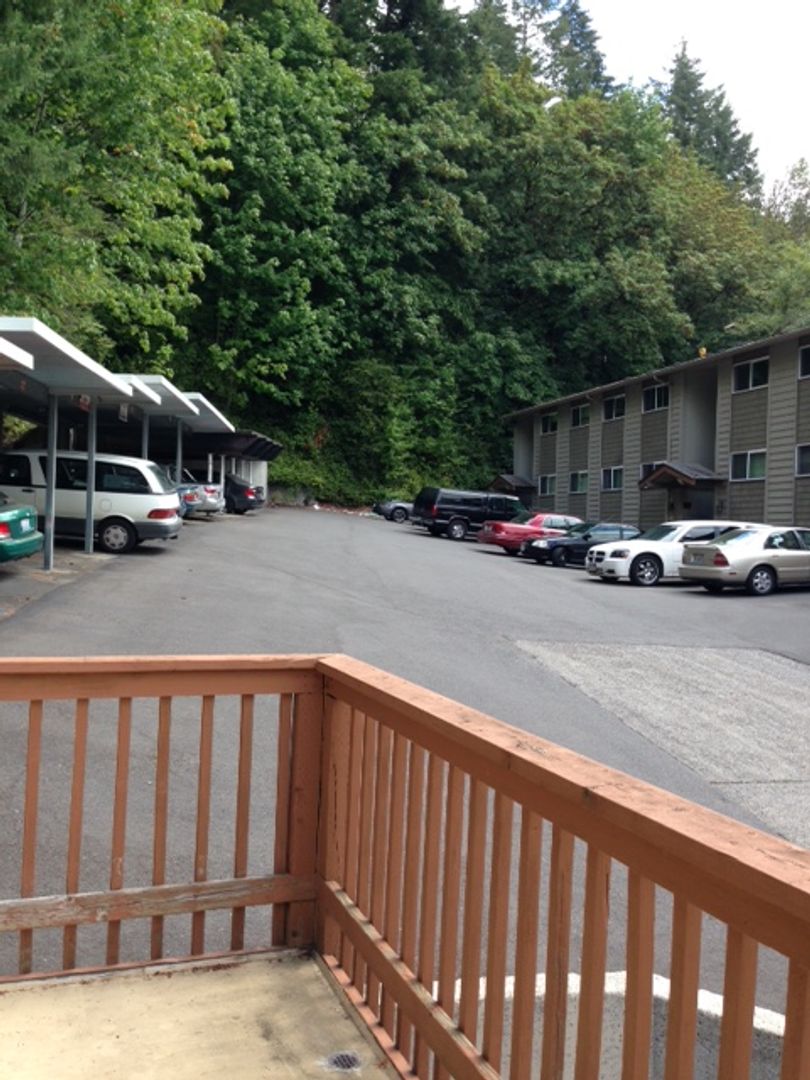 Kelso Apartment: 206 Teresa Way