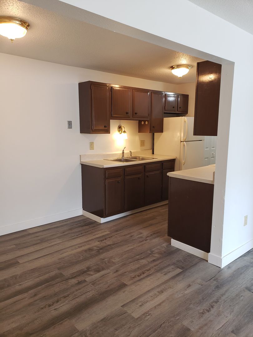 Jamestown Apartment: 610 11th St NE