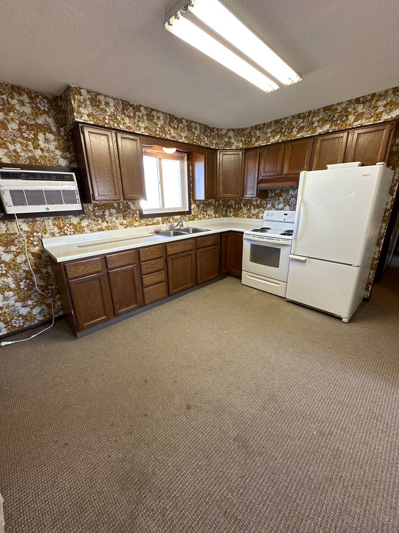 Lamoure Apartment: 204 E Center Ave