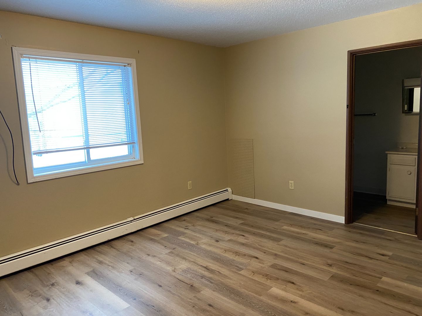 Jamestown Apartment: 610 11th St NE