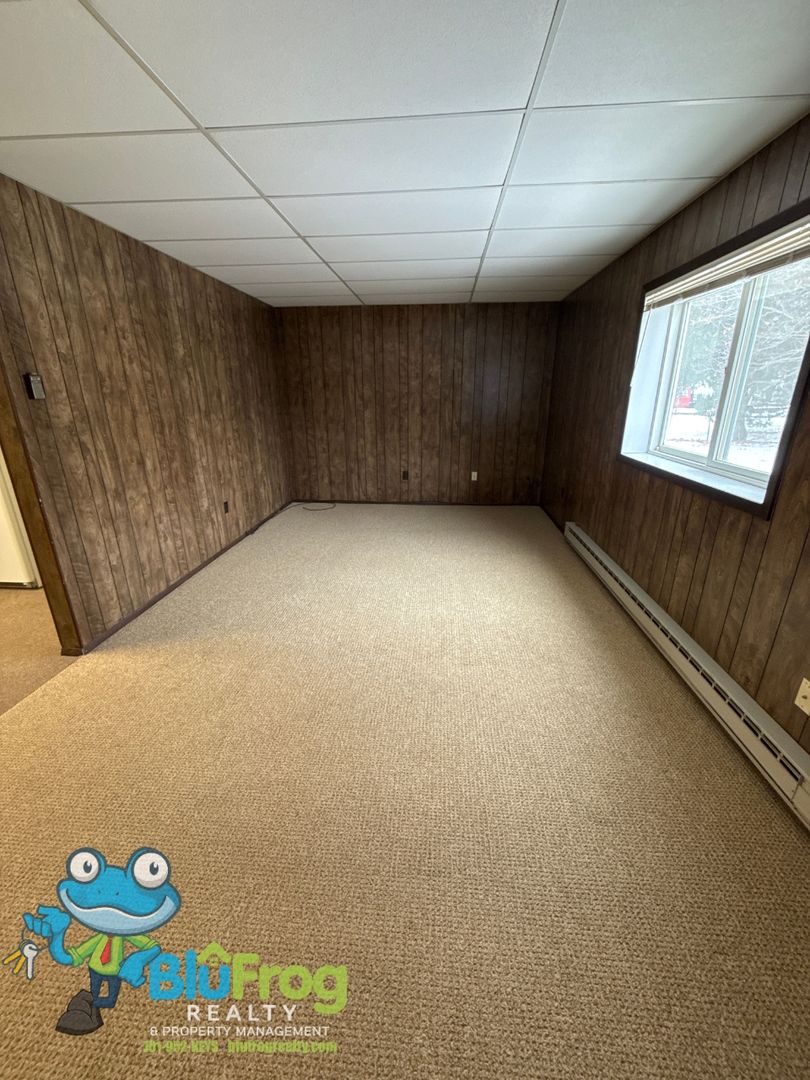 Lamoure Apartment: 204 E Center Ave