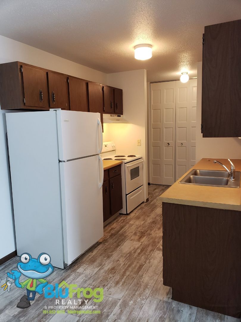 Jamestown Apartment: 904 13th St NE