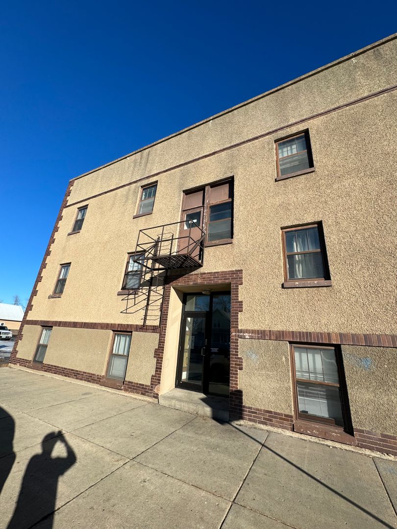 Jamestown Apartment: 402 2nd Ave NW - 104