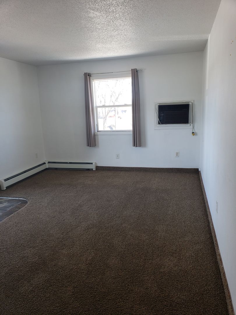 Jamestown Apartment: 810 10th St NE