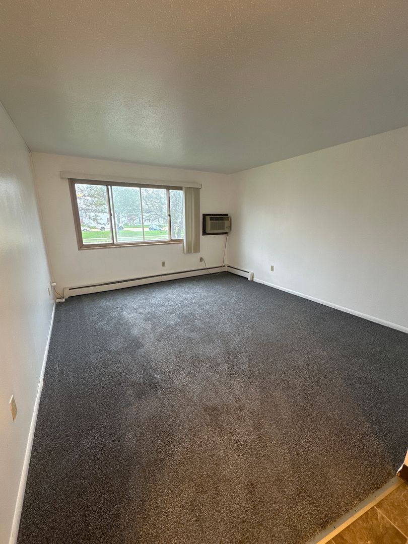 Jamestown Apartment: 909 12th Ave NE