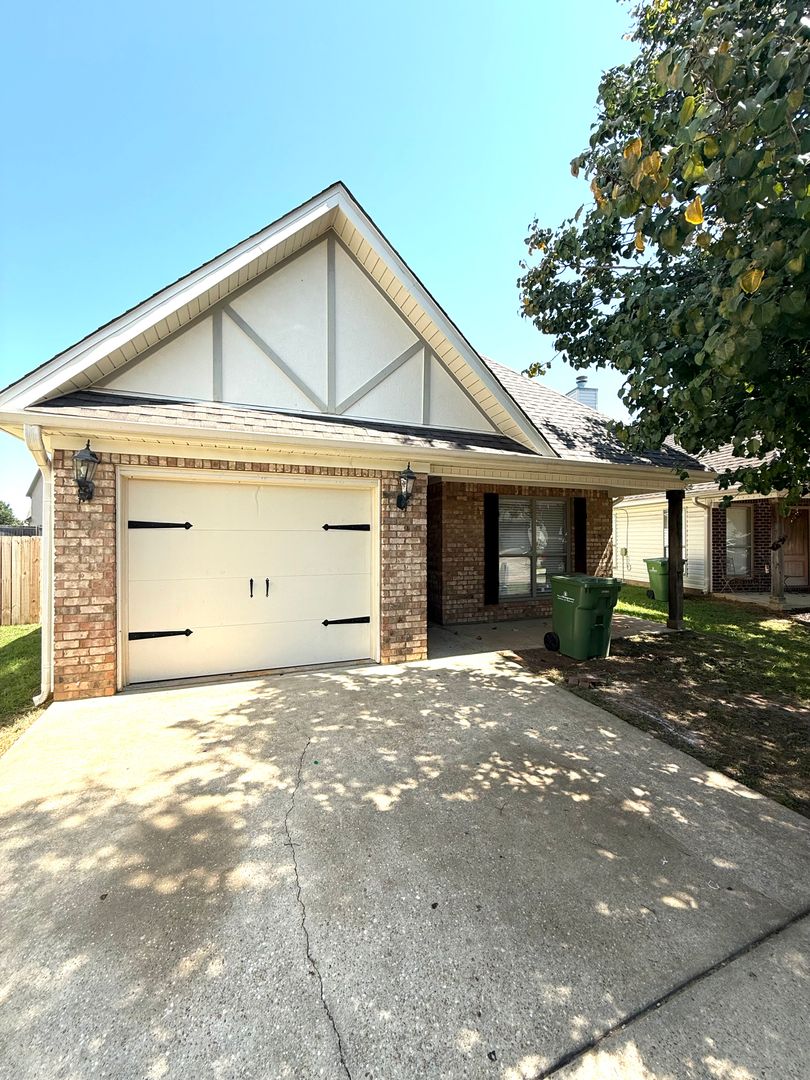 Montgomery House: 6641 Ridgeview Circle