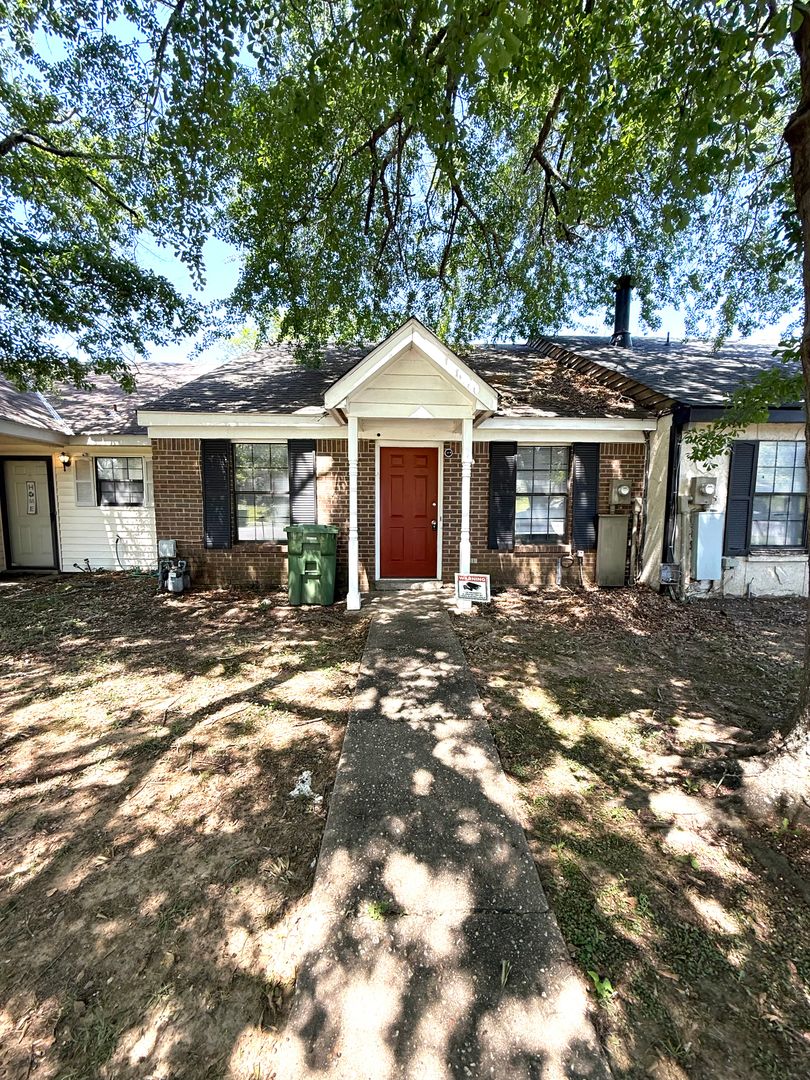 Montgomery House: 5720 Worchester Drive
