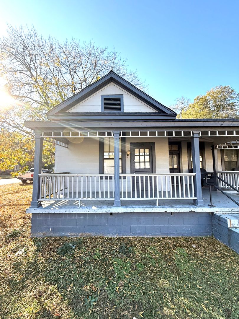 Montgomery House: 730 Ryan Street