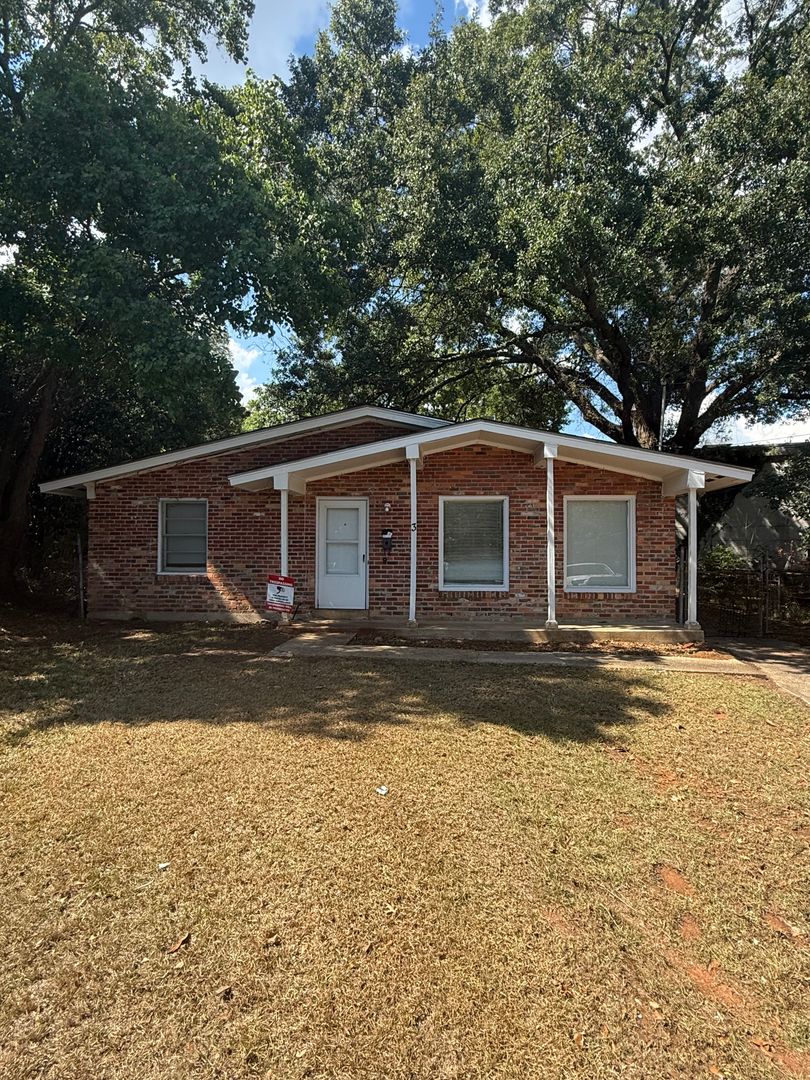 Montgomery House: 3 Mimosa Drive