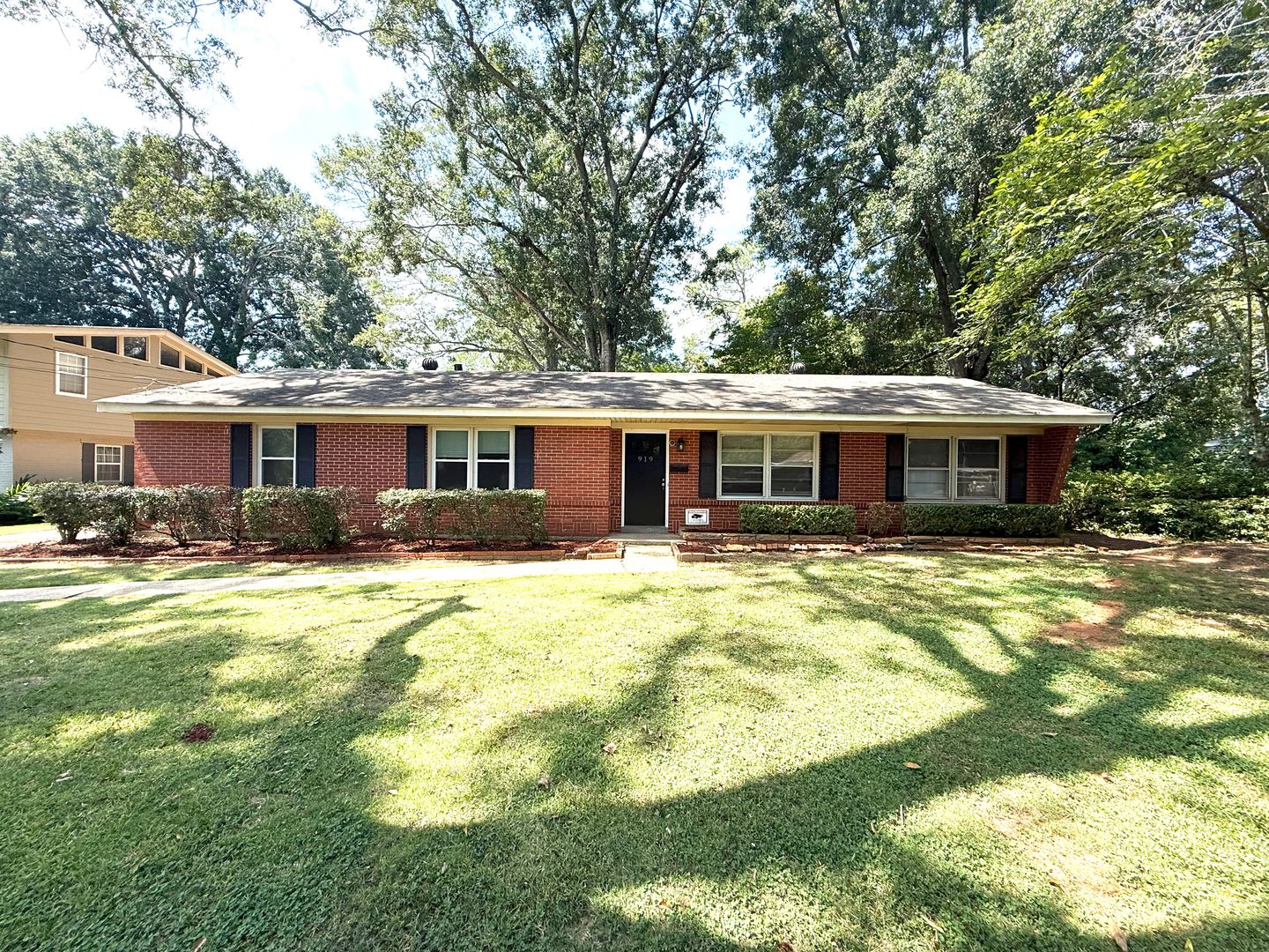 Montgomery House: 919 Highpoint Road
