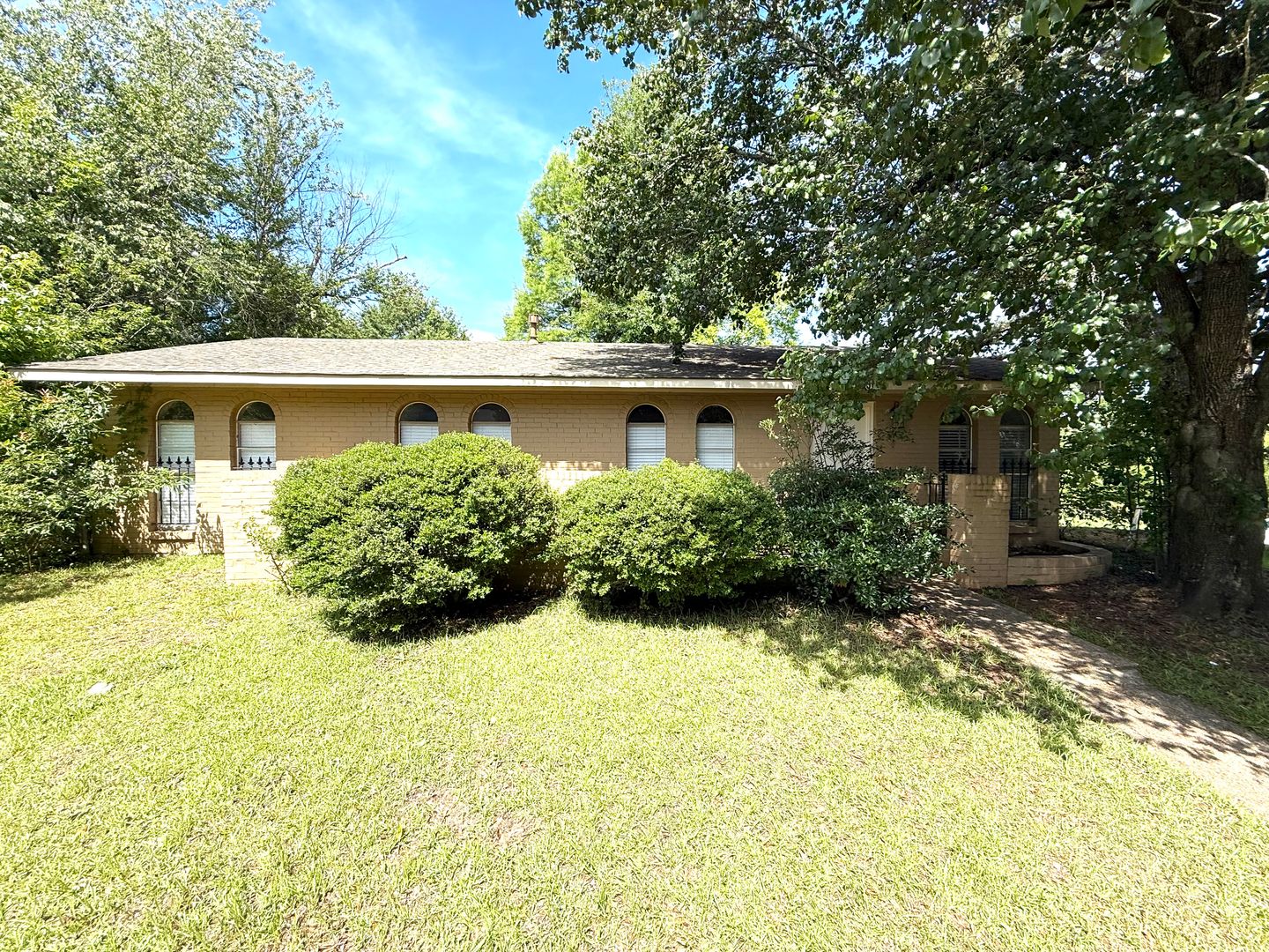 Montgomery House: 535 Lawndale Lane