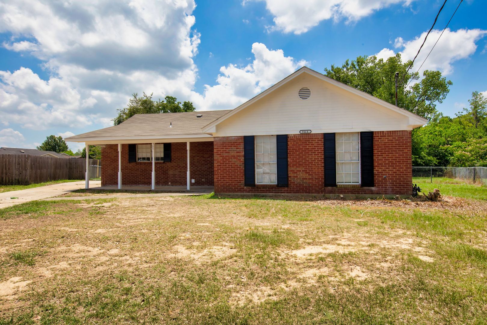 Montgomery House: 908 Mister Lake Court