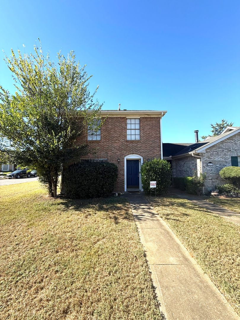 Montgomery House: 515 Hollow Wood Road