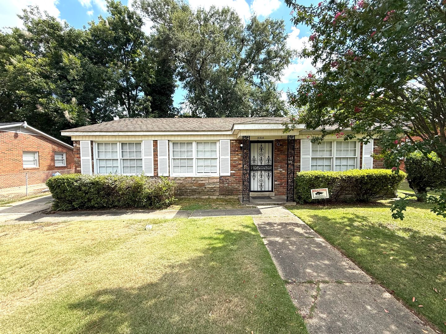 Montgomery House: 3314 Bedford Lane