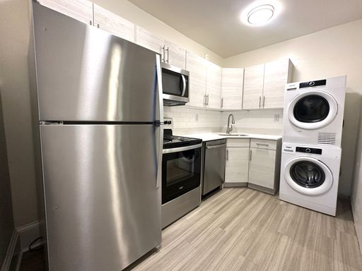 Luxurious 1-Bedroom Apartment at Queen Lane Manor! Available mid-October! – photo 1