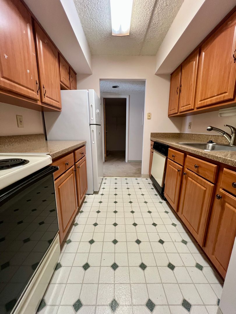Wallingford Condo: 800 Avondale Rd, Unit #I20