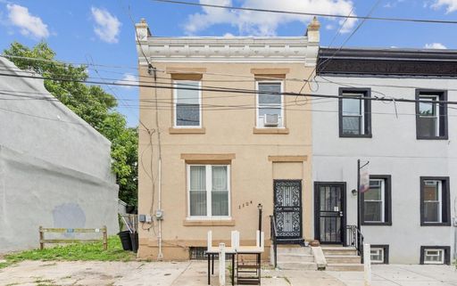 Charming 3-Bed/2-Bath Home in North Philadelphia. Available NOW! – photo 1