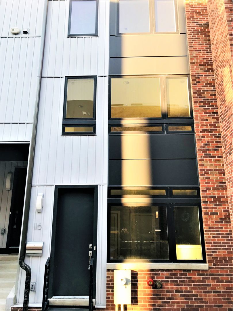 Philadelphia Townhome: 634 N 5th St #16