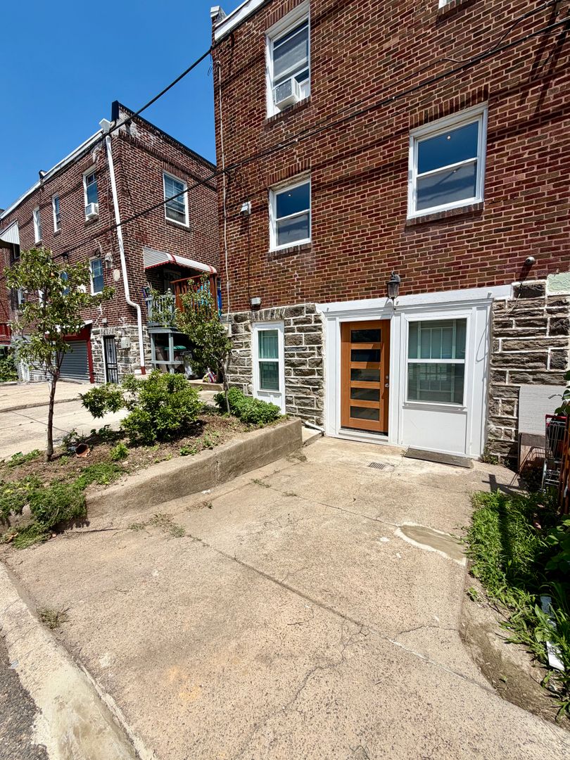 Upper Darby Townhome: 216 Glencoe Rd