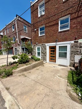 Charming 3-Bedroom Home in Drexel Hill! Available NOW! – photo 1