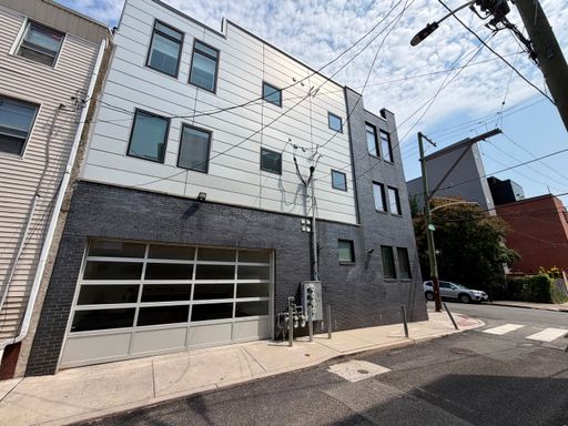 Stunning 2-Bedroom Home in Olde Kensington! Available NOW! – photo 1