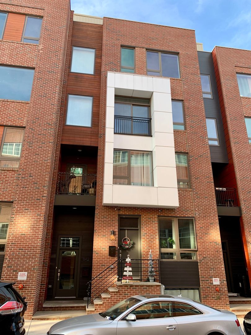 Philadelphia Townhome: 842 N American St