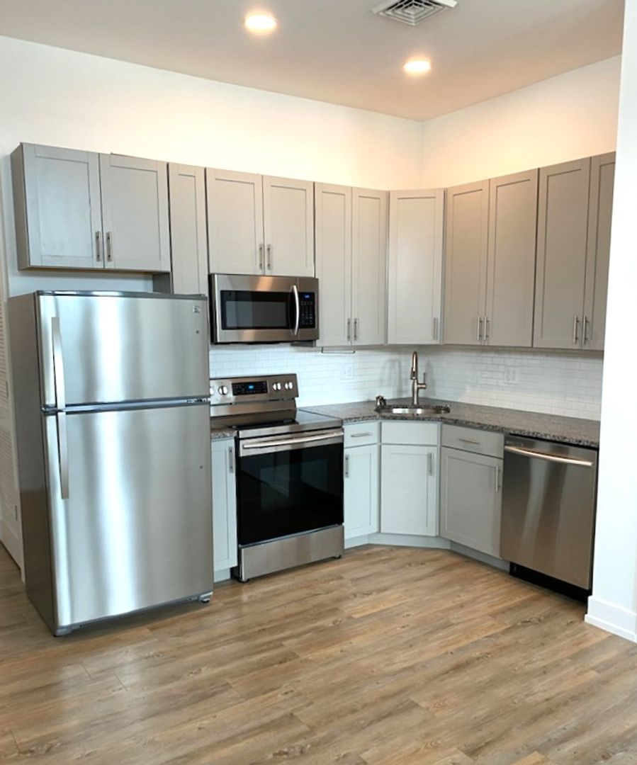Norristown Apartment: 221 W Main St