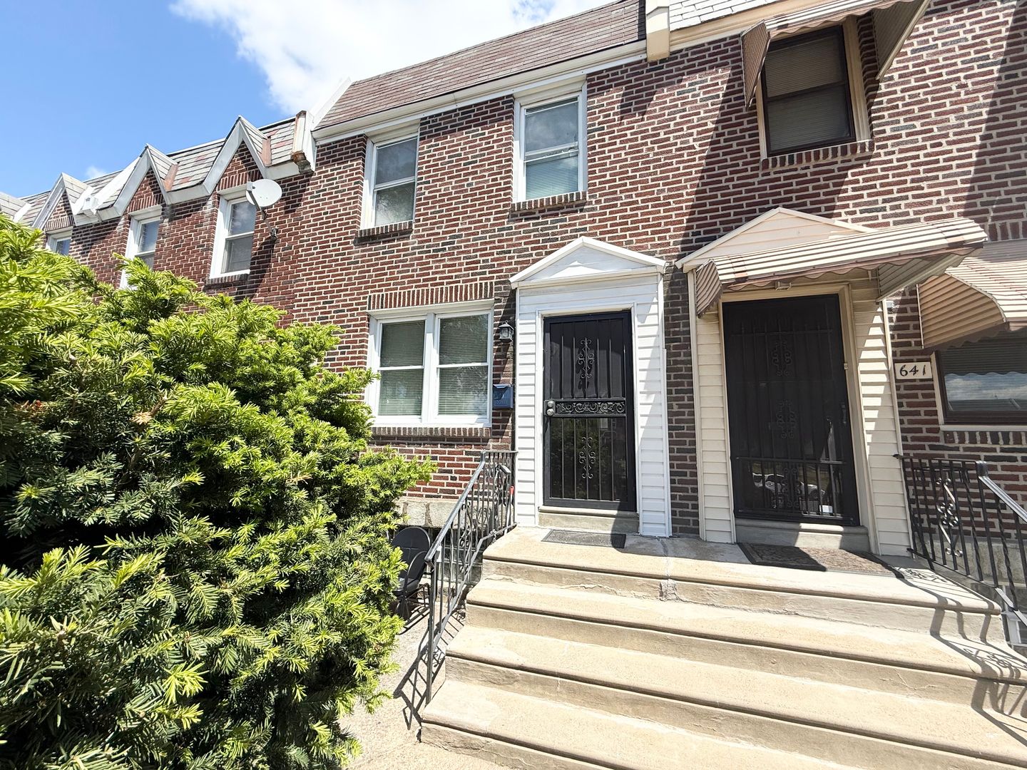 Philadelphia Townhome: 639 Adams Ave