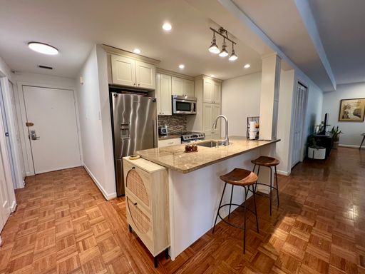 Gorgeous 2-Bed/2-Bath Condo in the Heart of Old City! Available August 1st! – photo 1