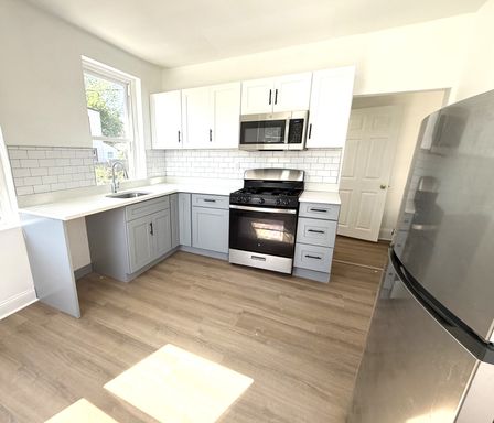 Newly Renovated 2-Bedroom Apartment with Garage! Available NOW! – photo 1