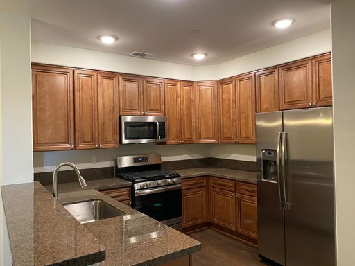 Luxury 2 Bed 2 Ba w. Att Garage & All Appliances Incl. W/D – photo 1