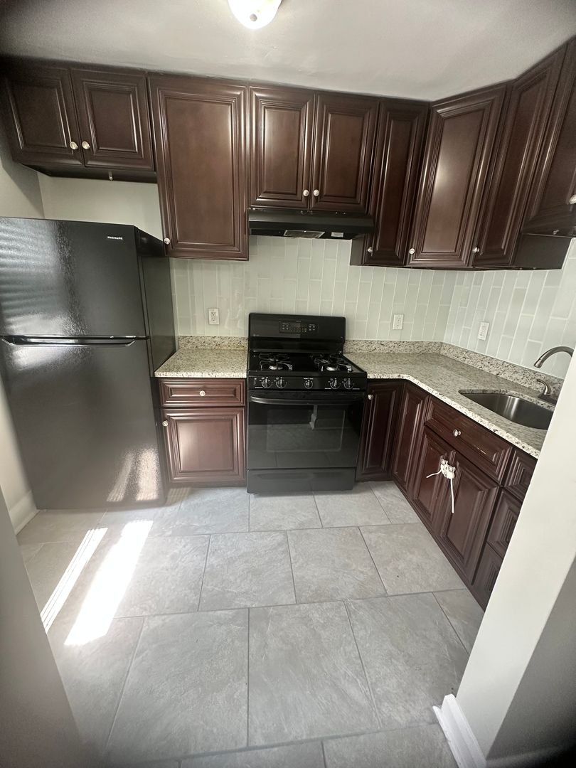 Baltimore Apartment: 918 Saint Dunstans Rd