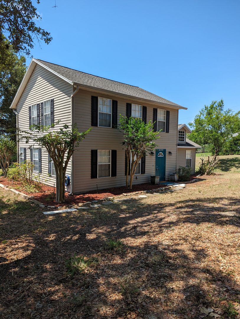 Clermont House: 20333 Sugarloaf Mountain Road