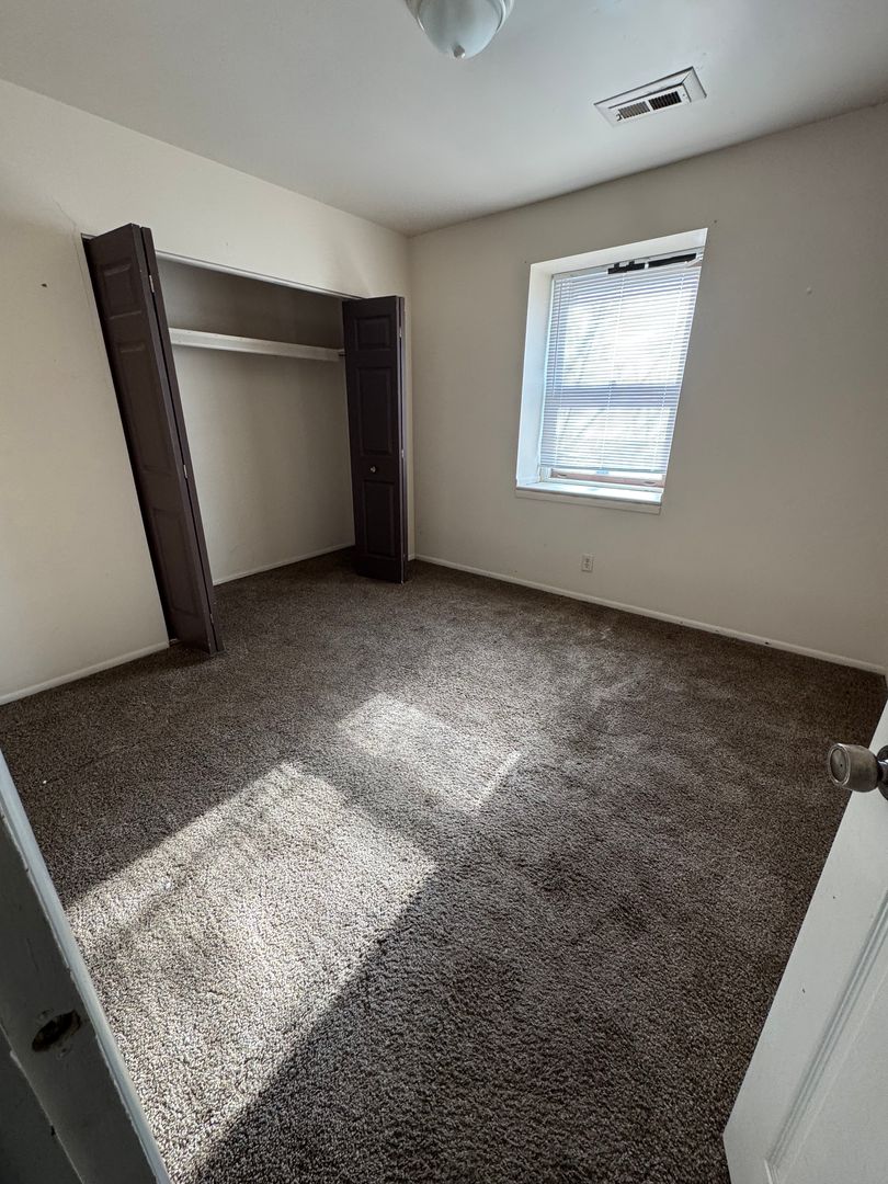 Monroe Apartment: 601 W 8th Street